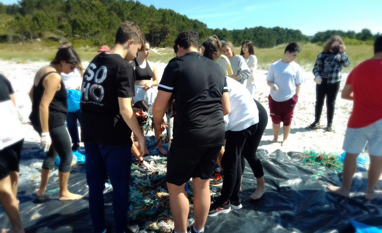 Recogidos más de 800 residuos en la playa da Ermida de Ponteceso