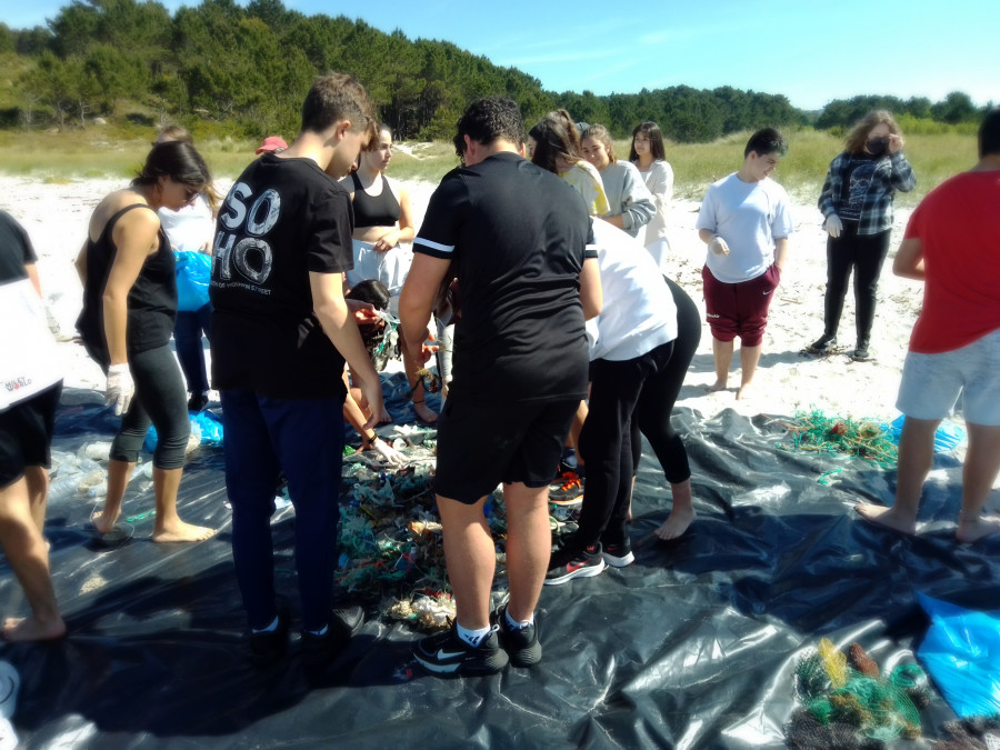 Recogidos más de 800 residuos en la playa da Ermida de Ponteceso