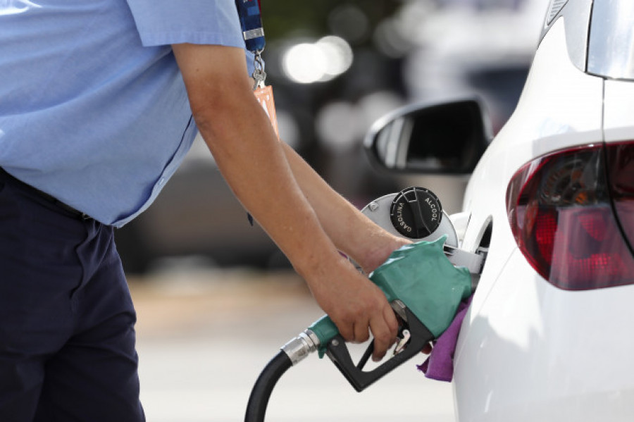 La bonificación del Gobierno evita que los carburantes marquen récords