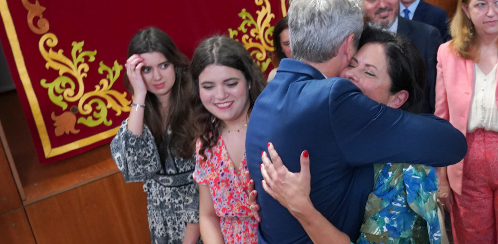 Alfonso Rueda abraza a su mujer tras la investidura  @Álvaro Ballesteros EP