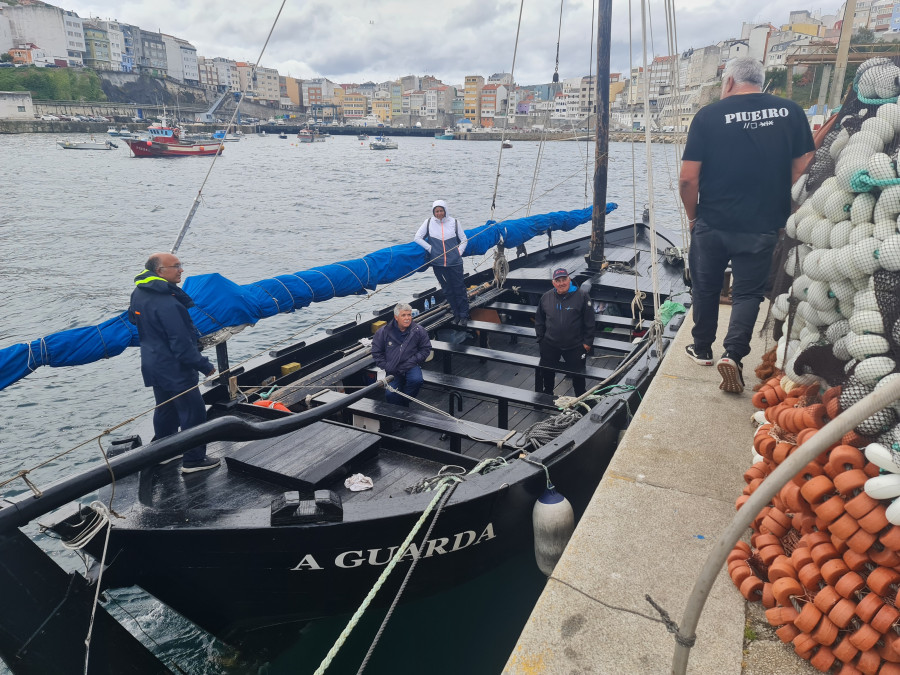 Los tripulantes del “Piueiro” reemprenden su travesía tras una semana varados en Malpica