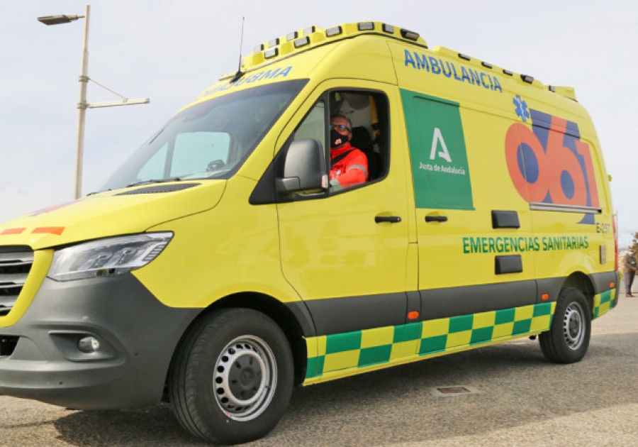 Dos muertos y tres heridos en el vuelco de un autobús con una veintena de temporeros en Pedrera