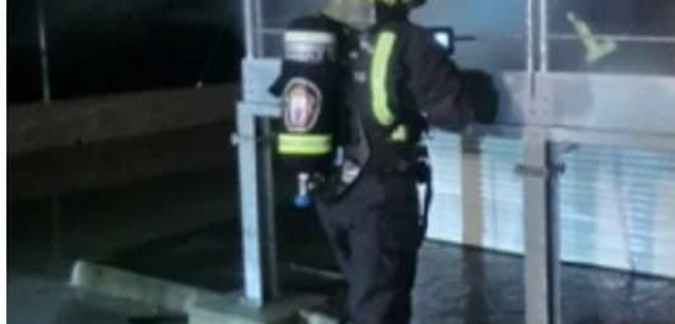 Los Bomberos sofocan un incendio que calcinó cuatro contenedores en el casco urbano de Vimianzo