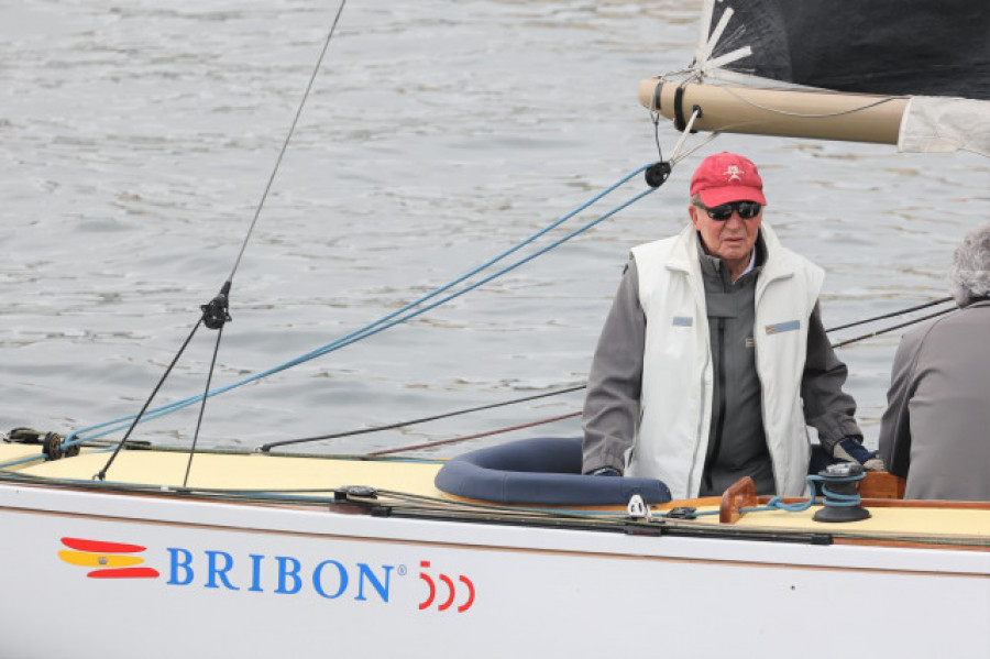 El 'Bribón', a bordo del que navega Juan Carlos I, gana el Trofeo Viajes Interrías de Sanxenxo