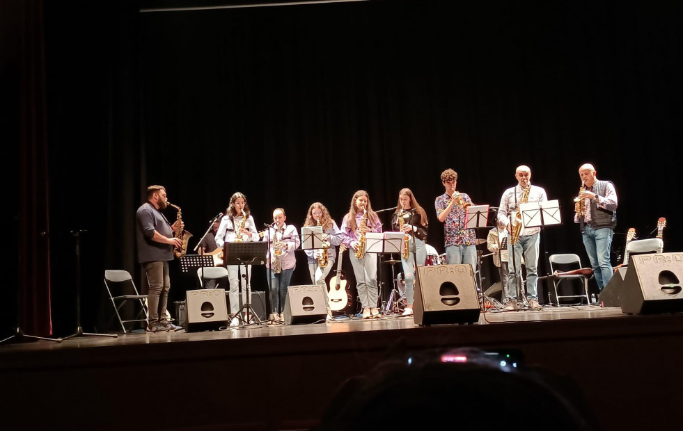 Alumnos de la Escuela de Música Moderna de Vimianzo demuestran su talento