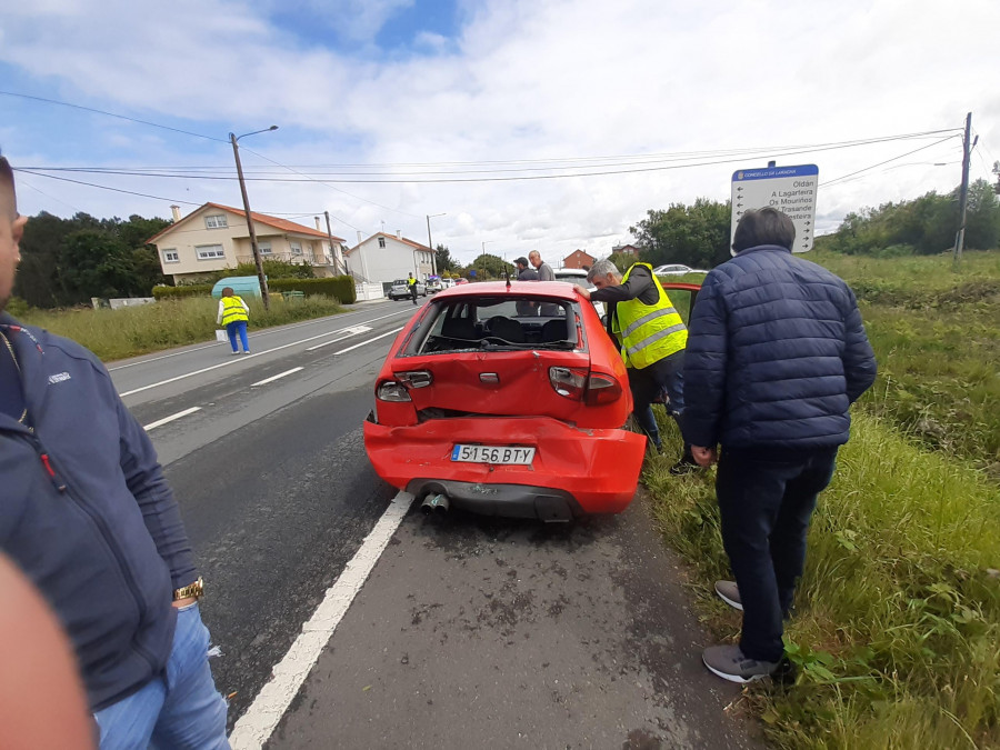 Heridas dos mujeres en un accidente por alcance en A Laracha