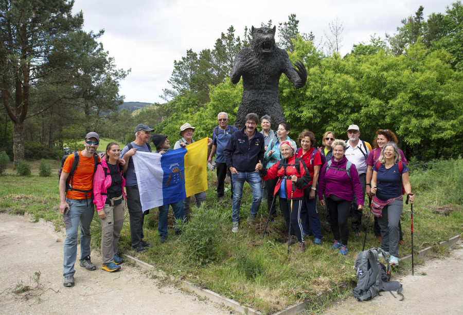 La estatua del Vákner ya recibe a los peregrinos del Camino a Muxía y Fisterra