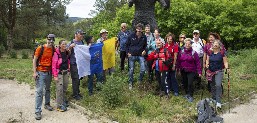 La estatua del Vákner ya recibe a los peregrinos del Camino a Muxía y Fisterra