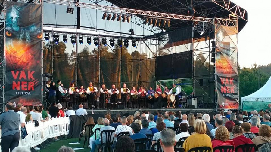 Dumbría disfruta de una histórica noche de música con el primer Festival Vákner