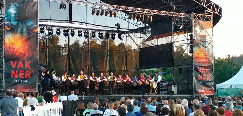 Dumbría disfruta de una histórica noche de música con el primer Festival Vákner