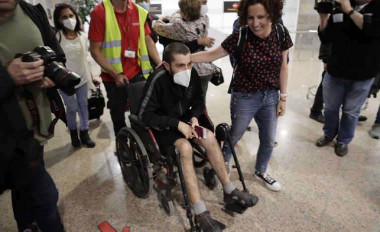 Llega a Galicia el joven de As Pontes herido en la explosión del hotel Saratoga en Cuba