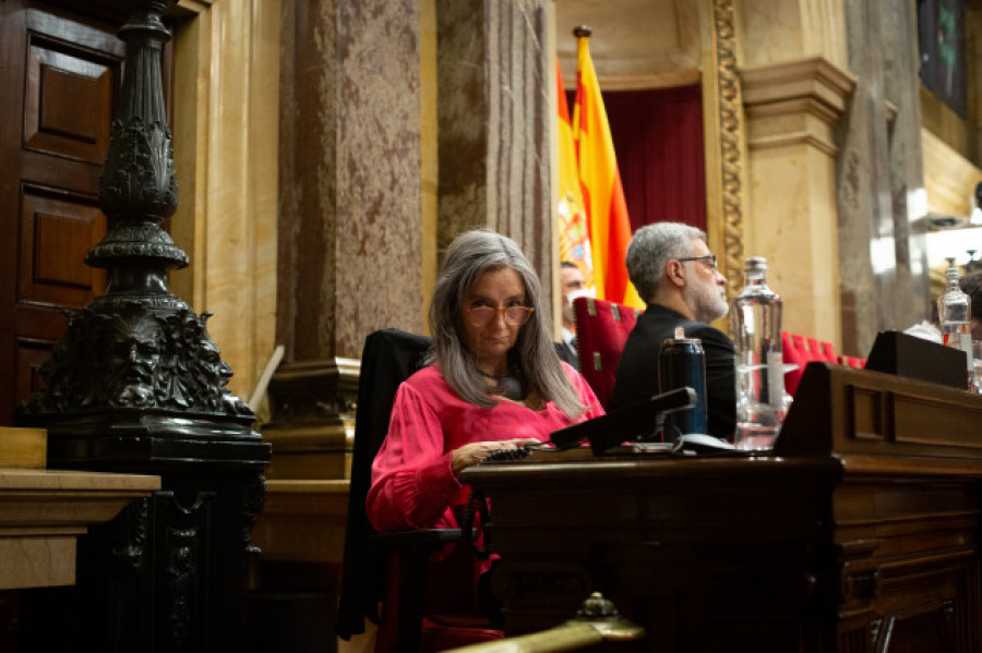 Dimite la secretaria general del Parlament por la plaza de ujier de su hijo