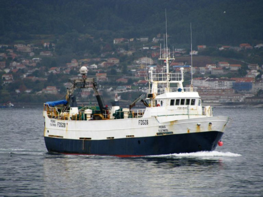 Rescatados los once tripulantes de un pesquero gallego que naufragó en Gran Sol