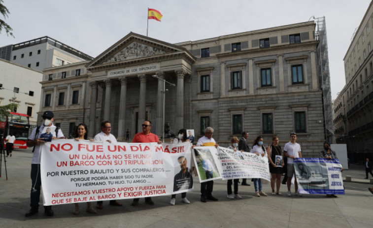 Familiares del Pitanxo se concentran frente al Congreso y reclaman a Sánchez una reunión para abordar la bajada al pecio