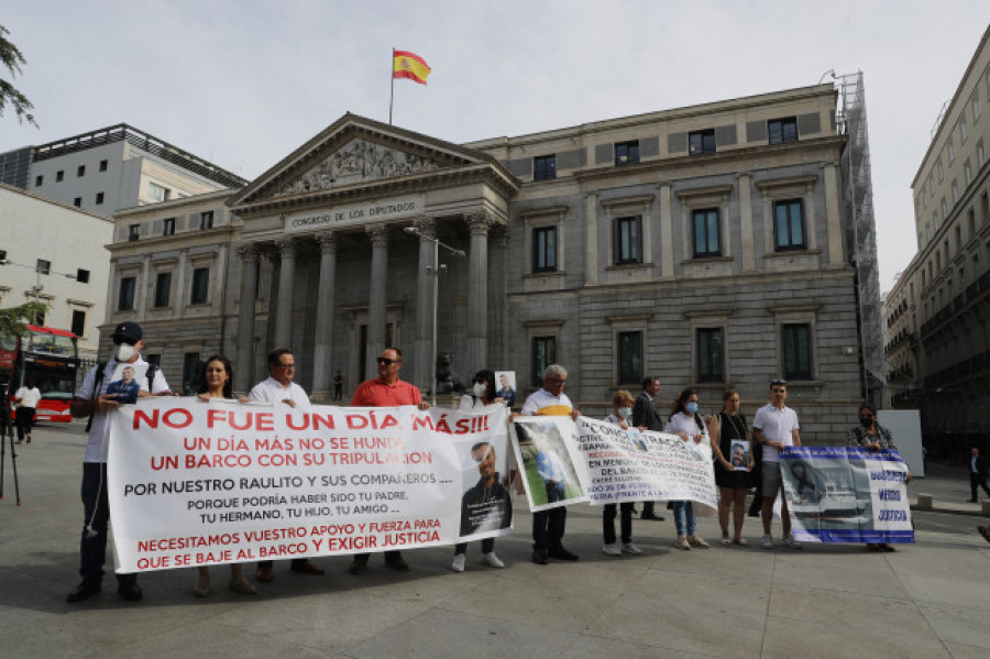 Familiares del Pitanxo se concentran frente al Congreso y reclaman a Sánchez una reunión para abordar la bajada al pecio