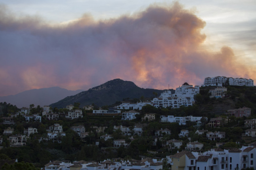 Unas 2.000 personas desalojadas por el incendio de Pujerra, en Málaga