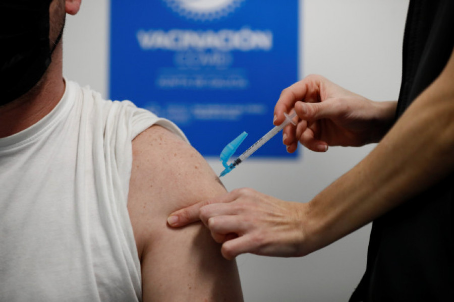 La Xunta licita por 14,5 millones un contrato por "si fuese necesario" un dispositivo para la cuarta vacuna