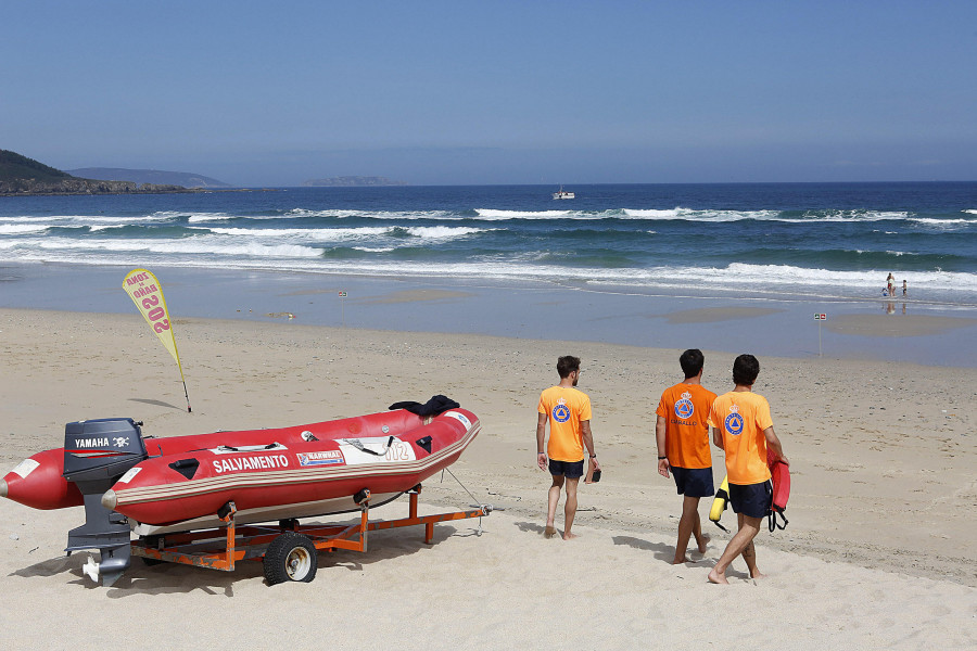 Carballo pone en marcha el servicio de salvamento en sus playas