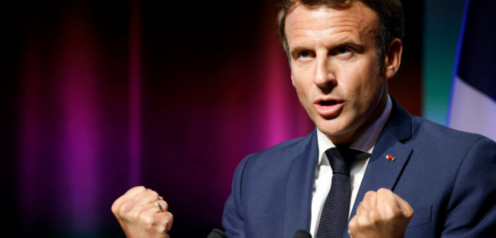 Macron reúne mañana a su apoyos parlamentarios tras haber superado la censura