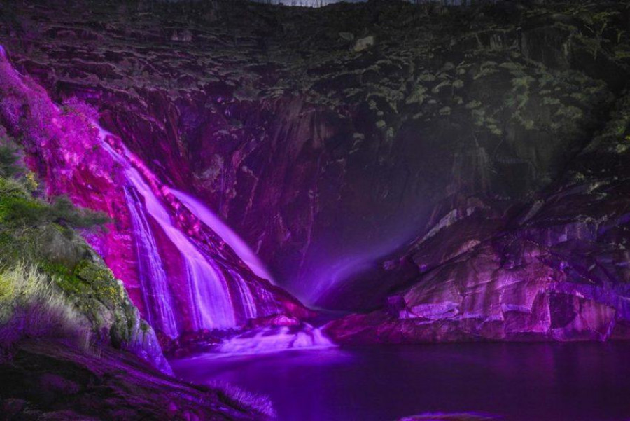 La cascada do Ézaro se ilumina de nuevo en las noches de verano