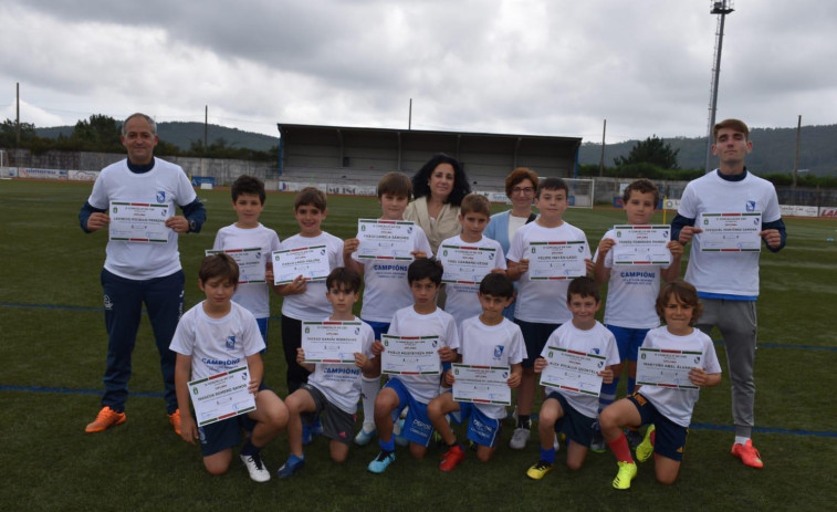Visita sorpresa y regalos para los benjamines del Cee