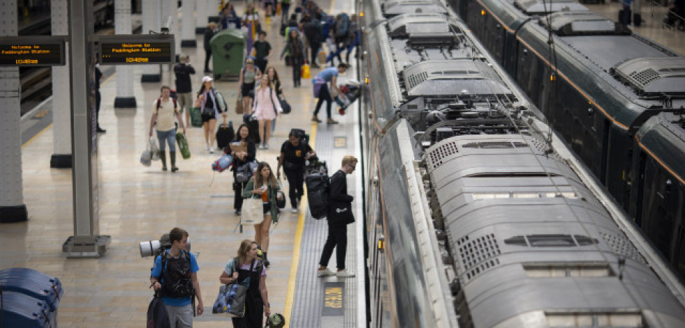 Tercer día de huelga ferroviaria en Reino Unido mientras sigue la negociación