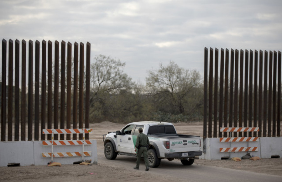 Encuentran a 46 inmigrantes muertos y 16 heridos en un camión en Texas