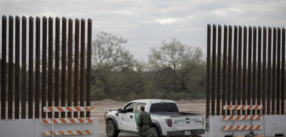 Encuentran a 46 inmigrantes muertos y 16 heridos en un camión en Texas