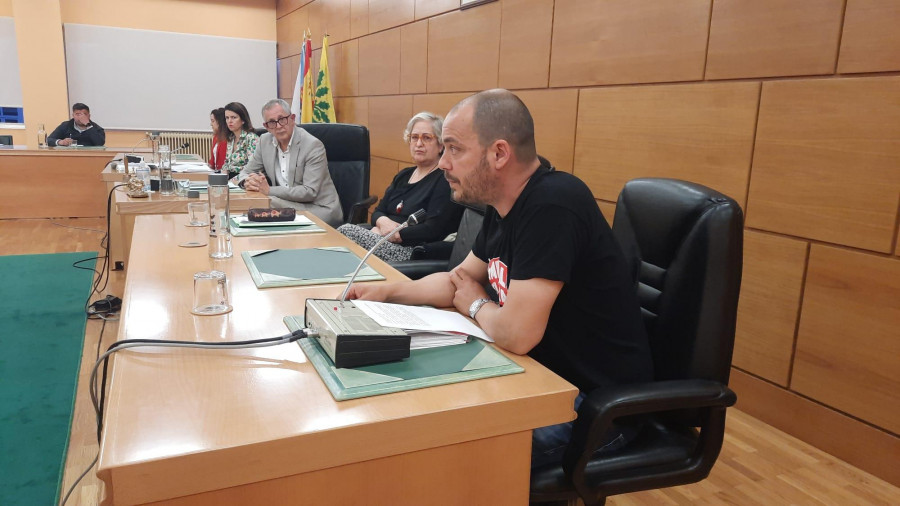 La CIG apoya en el pleno de Carballo a las trabajadoras del SAF