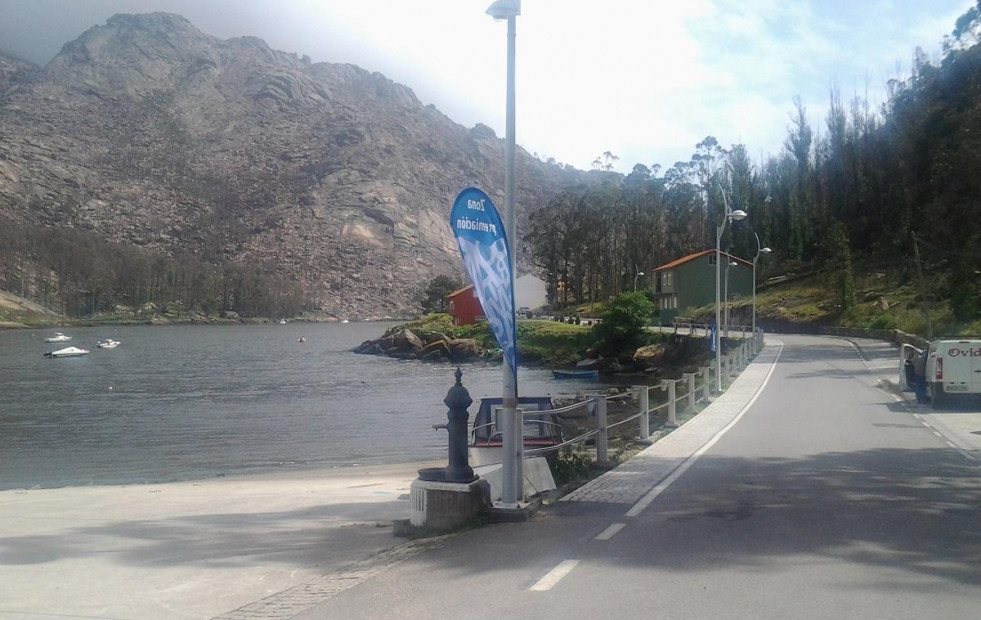 Evacuado un ciclista por una caída cuando descendía el puerto de Ézaro