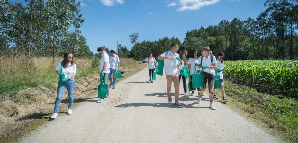 Voluntarios de Greenalia limpian el entorno del parque eólico vimiancés de Miñón