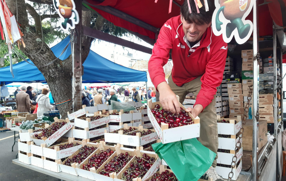La feria de Paiosaco se tiñe de rojo con la oferta de siete toneladas de cerezas
