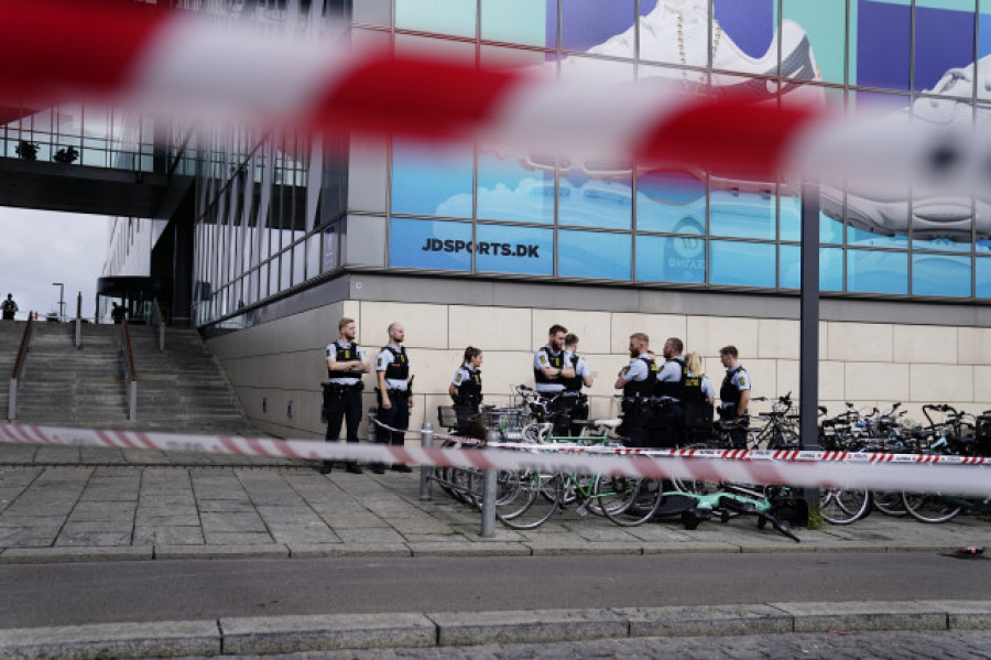 Tres muertos y varios heridos en un tiroteo en un centro comercial de Copenhague