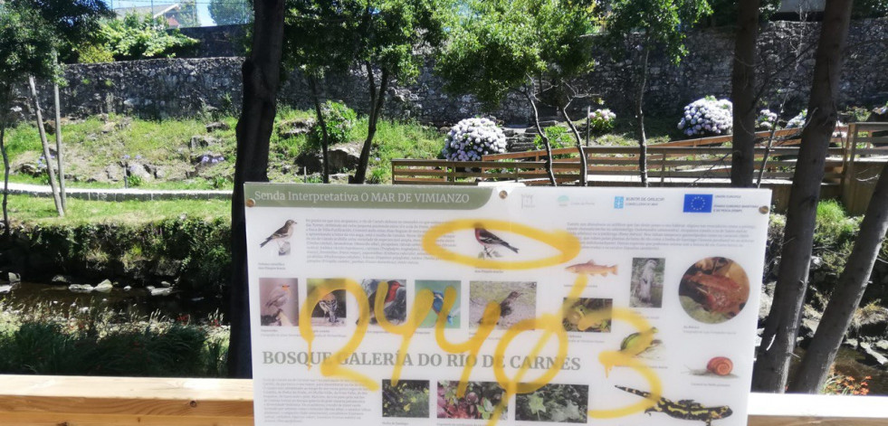 Los vándalos llenan de pintadas el paseo fluvial de Cereixo