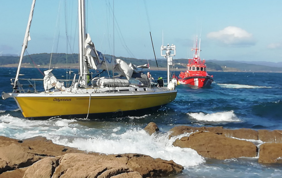 Rescatan a siete tripulantes de un velero que encalló en Muxía