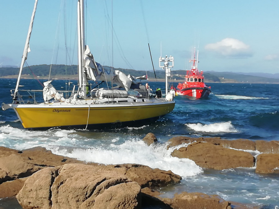 Rescatan a siete tripulantes de un velero que encalló en Muxía