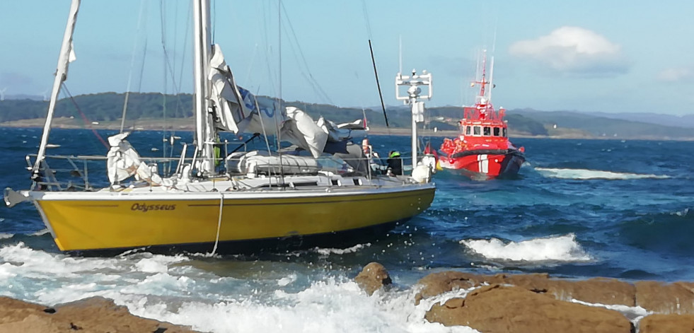 Rescatan a siete tripulantes de un velero que encalló en Muxía