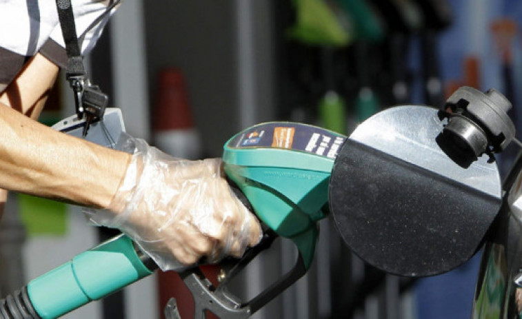 La gasolina y el gasóleo dan un respiro y caen en la primera operación salida