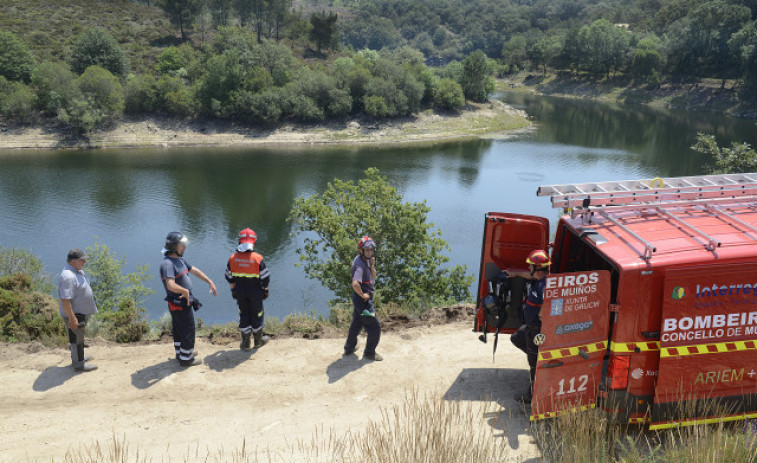 Cae al embalse de As Conchas un camión que realizaba tareas de desbroce en Muíños