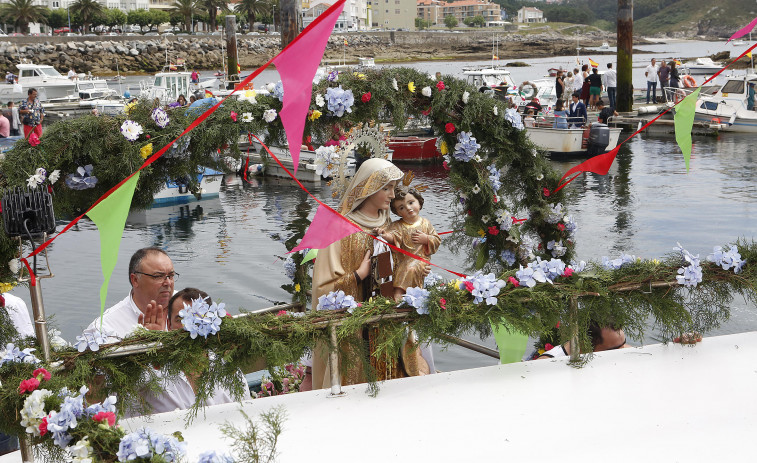 La Virgen del Carmen vuelve a surcar el mar de la Costa da Morte en su día grande