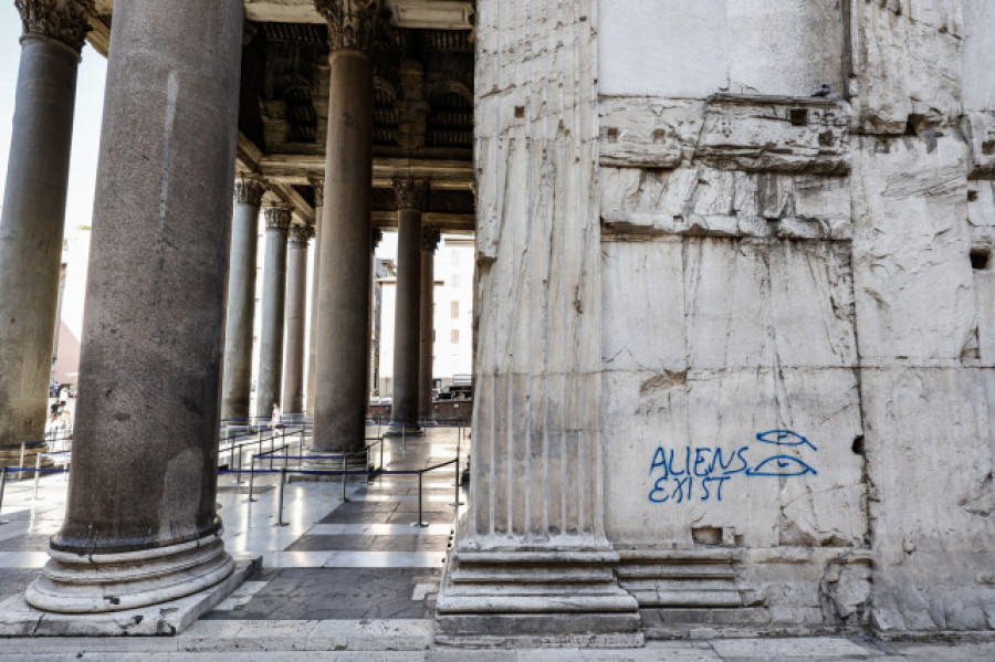 "Aliens exists", la pintada que un vándalo dejó en el Panteón de Roma