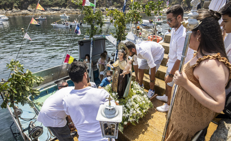 Los vecinos de Caión muestran un año más su devoción por la Virgen del Carmen