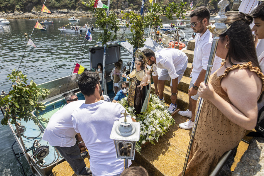 Los vecinos de Caión muestran un año más su devoción por la Virgen del Carmen