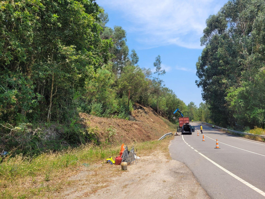 Continúan los trabajos de limpieza de las carreteras autonómicas de la comarca
