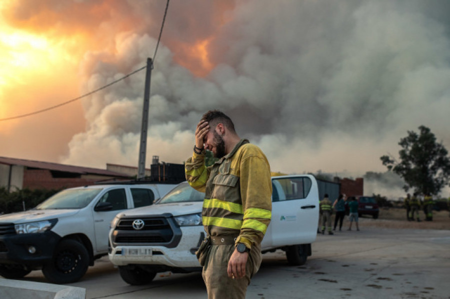 El fuego obliga a suspender la circulación de la línea de AVE Madrid-Galicia