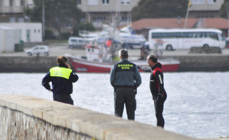 Localizan fallecido en el muelle de Cubiles a un octogenario que había sido dado por desaparecido en Cee