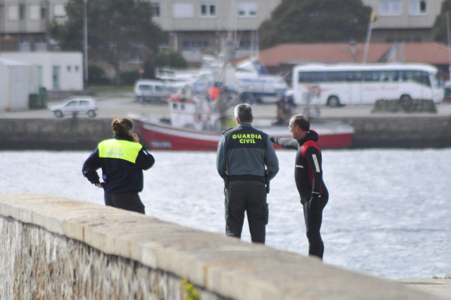 Localizan fallecido en el muelle de Cubiles a un octogenario que había sido dado por desaparecido en Cee