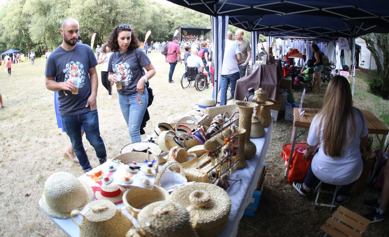 La feria de artesanía de la 37ª Festa da Carballeira de Zas tendrá casi el doble de puestos