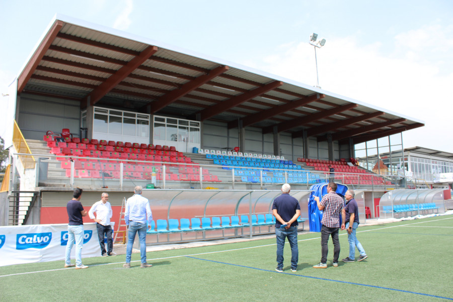 El campo de fútbol de As Eiroas cuenta con cubierta y barandilla nuevas en la tribuna