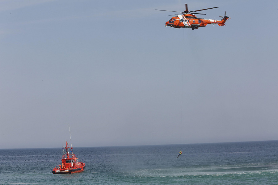 Remolcados los siete tripulantes de un pesquero a la deriva en Fisterra
